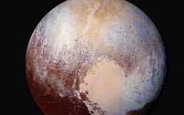 Hé lộ về "Biển Chết" trong lòng sao Diêm Vương dưới lớp băng lạnh âm 220 độ