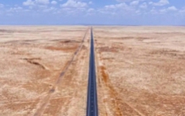 Đường siêu thẳng dài nhất thế giới xuyên qua sa mạc