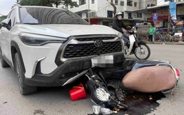 Ảnh TNGT: Nữ tài xế cầm lái Toyota Corolla Cross gây tai nạn liên hoàn với 2 xe máy và 1 ô tô