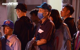Người dân đến sân vận động Điện Biên từ tờ mờ sáng xem tổng duyệt diễu binh
