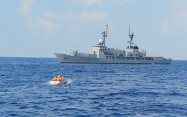 Hải quân Việt Nam bàn giao ngư dân bị nạn cho tàu tuần tiễu Philippines
