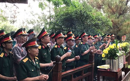 Dòng người viếng mộ Đại tướng Võ Nguyên Giáp trong ngày chiến thắng Điện Biên Phủ