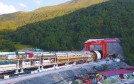 Đáng nể công nghệ hạ tầng Trung Quốc: Siêu máy 4.000 tấn đào hầm xuyên núi nhanh thần tốc, thời gian di chuyển giữa hai địa điểm từ 1 giờ chỉ còn 15 phút