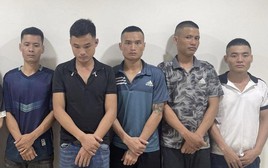 Công an Hà Nội đột kích bất ngờ, bắt giữ 14 người trong một quán karaoke
