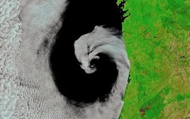 Trái đất nhìn từ vũ trụ: Đám mây hình xoắn ốc quay chậm bí ẩn ôm bờ biển Iberia