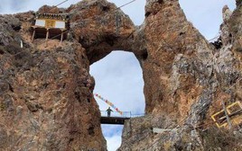 Ngôi chùa bí ẩn nhất Trung Quốc, treo lơ lửng trên vách đá cao 4.800 m, đã tồn tại hàng nghìn năm!