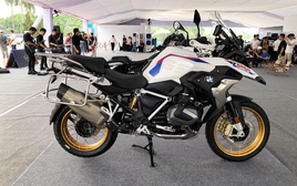 Khám phá "vua địa hình" BMW R 1250 GS Adventure có giá ngang sedan cỡ D