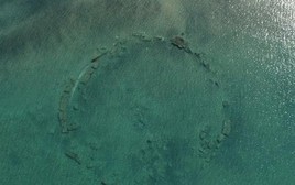 Cột cẩm thạch hiện ra giữa biển, tiết lộ phế tích 2.000 năm tuổi