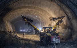 Thần tốc đào hầm xuyên núi dài nhất tuyến cao tốc 147.000 tỷ đồng: robot khủng xuất hiện, thông xe sớm hơn kế hoạch