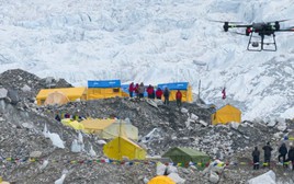 Đưa đồ tiếp tế bằng máy bay không người lái lên đỉnh Everest