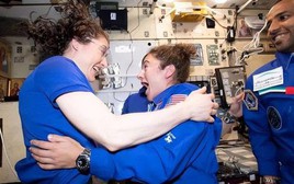 Vì sao nữ phi hành gia phải uống thuốc tránh thai khi ra ngoài không gian? Chính xác thì điều gì sẽ xảy ra trong con tàu vũ trụ?