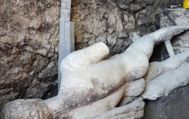 Bất ngờ phát hiện tượng nữ thần Hy Lạp cổ đại còn nguyên vẹn dưới cống ngầm