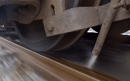 Tại sao phải phun cát xuống đường ray khi tàu đang chạy?