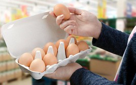 Vì sao ở nhiều nước trứng nâu thường đắt hơn trứng trắng?