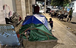 Dựng lều trên vỉa hè, dùng trẻ em làm bình phong để mua bán, sử dụng ma túy