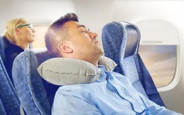 Tại sao hành khách không nên ngủ khi máy bay cất cánh và hạ cánh?