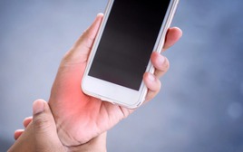 "Ngón tay cò súng": Cảnh báo hậu quả không tưởng của việc thường xuyên nhắn tin, tay bạn có thể đang mắc phải!