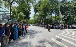 Người dân đội nắng chờ viếng Tổng Bí thư Nguyễn Phú Trọng