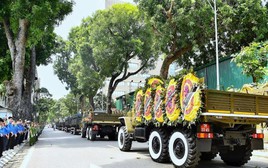 Đoàn xe chở linh cữu Tổng Bí thư Nguyễn Phú Trọng di chuyển trên phố Hà Nội