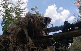 Video lính bắn tỉa tấn công hạ gục lính súng máy đối phương