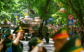 Xúc động khoảnh khắc đoàn xe tang đưa linh cữu Tổng Bí thư Nguyễn Phú Trọng di chuyển qua các tuyến phố Hà Nội