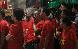 Tối 26/7, nhiều người vẫn đứng bên ngoài nghĩa trang Mai Dịch mong được vào viếng Tổng Bí thư Nguyễn Phú Trọng: Tôi sẽ trở lại khi mở cửa
