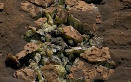 Tình cờ phát hiện ra tinh thể lưu huỳnh cực hiếm từ một tảng đá trên sao Hỏa