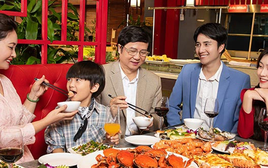 Chuỗi buffet hải sản nổi tiếng ở Hà Nội lên tiếng về thông tin "đuổi khách" khi khách phản ánh cua có mùi