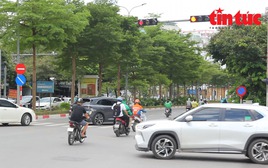 Xe máy đua nhau vượt đèn đỏ tại nơi thí điểm hệ thống giao thông thông minh