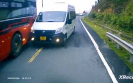 Xử phạt tài xế xe khách lấn làn, vượt ẩu, gây tai nạn trên đèo Khánh Lê