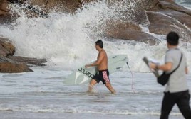 Chống siêu bão Yagi: Dân Trung Quốc đắp bao cát, ra sức ngăn 'những kẻ săn bão'