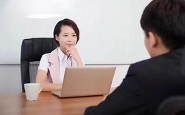 "Trời nóng mà chỉ có 1 chai nước, bạn sẽ uống hay nhường cụ già ăn xin?", chàng trai đánh bại các đối thủ bằng câu trả lời EQ cao