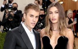 Biến căng: Justin Bieber hủy theo dõi bà xã Hailey Bieber