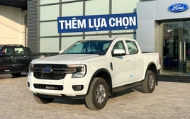 Ford Ranger âm thầm bổ sung bản mới ở Việt Nam: Đắt hơn XLS 1 cầu 26 triệu đồng, thêm lót thùng, nắp cuộn