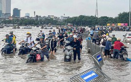 Hà Nội lại mưa to, lượng mưa so với trận lụt lịch sử 2008 thế nào mà nhiều nơi chìm trong biển nước?