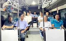 Xe buýt lần đầu tiên xuất hiện tại xã đảo duy nhất của Hà Nội