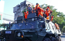 Công an Hà Nội dùng xe đặc chủng sơ tán hơn 11.000 người dân vùng ngoại thành