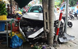 Ô tô đâm xe máy, lao lên vỉa hè tông gãy trụ điện ở Đà Nẵng