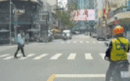 CLIP: Ô tô rẽ trái, tông trúng người đi bộ đi đúng vạch kẻ đường ở trung tâm TP HCM