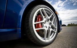 Vì sao mủ cao su màu trắng nhưng lốp xe lại màu đen?