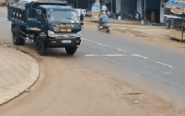 CLIP: Truy tìm tài xế ô tô tông 2 người thương vong rồi bỏ chạy