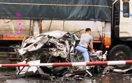 Vụ xe con bị vò nát: Thiết kế "mềm" giúp tài xế thoát chết