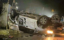 Ô tô tông gãy cột điện, làm thương vong 2 vợ chồng giáo viên