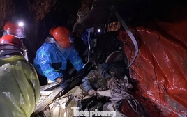 Sạt lở vùi xe khách, 22 người thương vong: Đội cứu hộ phải đi bộ ven rừng tìm đường cứu nạn