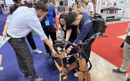 Xe máy điện khung gỗ do sinh viên chế tạo khiến dân tình trầm trồ