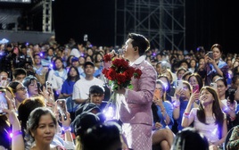 Quốc Thiên bật khóc trong live concert 10.000 khán giả