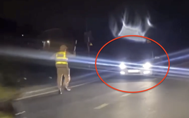 Né kiểm tra nồng độ cồn, tài xế lùi ô tô xuống ruộng