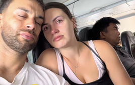 2 khách Tây ôm nhau khóc trên máy bay rời Việt Nam vì lý do đầy xúc động