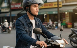 Tôi suýt bị ô tô tông chết vì người chạy xe máy đeo tai nghe