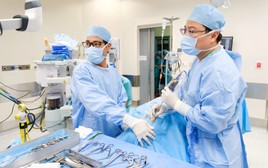 Bé gái Trung Quốc suýt mù, được bác sĩ Việt cứu ngoạn mục, mẹ bé xúc động: “Tôi vô cùng biết ơn!”